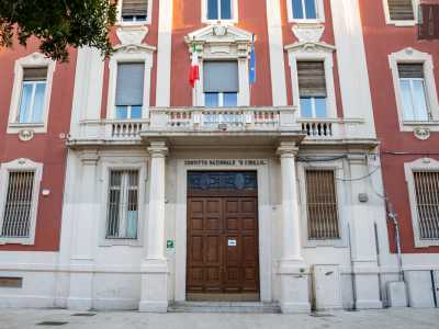 La facciata in particolare presenta un portale inquadrato da due colonne tuscaniche, sul modello del Vignola (architetto d�epoca manierista) e di Villa Borghese a Roma